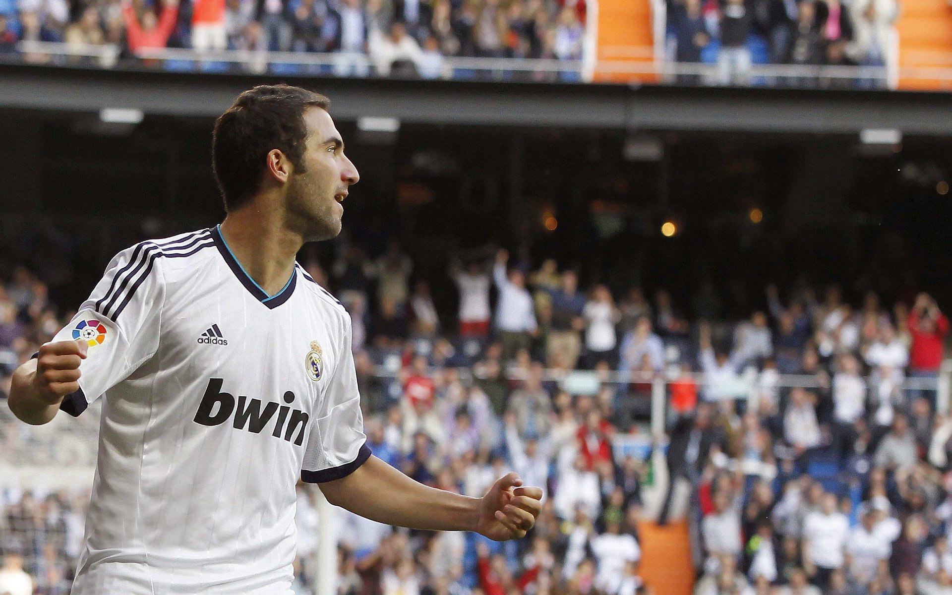 欧冠淘汰赛焦点战,浙江队防守锁死凯尔特人,创造亚洲足球新历史